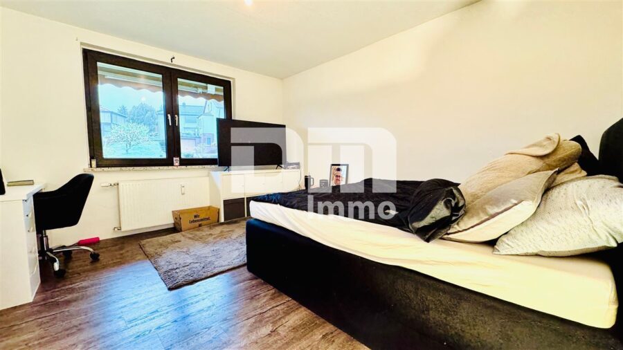 Umfangreich teilsaniertes Dreifamilienhaus mit Garage + PV Anlage und großem Garten - WE2 OG Schlafzimmer